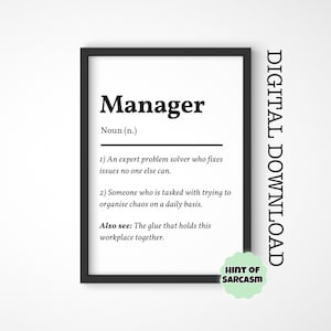 Peut inclure: Impression encadrée avec la définition de "Manager". Le cadre noir entoure un fond blanc avec le mot "Manager" en gras, suivi d'une définition. L'impression comprend le texte "Digital Download" et un autocollant "Hint of Sarcasm".