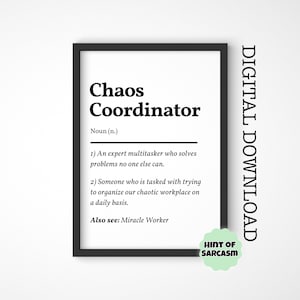 Op de afbeelding: Een zwart-witte printbare definitie van "Chaos Coördinator" met een humoristische definitie van de term. De tekst luidt: "Een expert in multitasken die problemen oplost die niemand anders kan oplossen. Iemand die de taak heeft om onze chaotische werkplek dagelijks te organiseren. Zie ook: Wonderwerker." De tekst bevat ook de zin "Hint van sarcasme" in een groene cirkel.