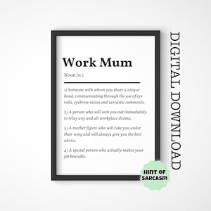 Puede incluir: Un póster imprimible en blanco y negro con la definición de "Work Mum" como un sustantivo. La definición es una interpretación humorística del papel de un compañero de trabajo solidario. El póster incluye el texto "Hint of Sarcasm".
