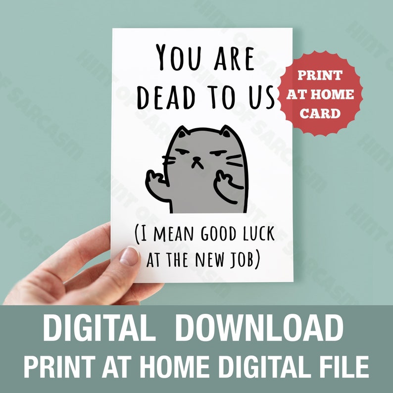 K&ouml;nnte beinhalten: Eine druckbare Karte mit einer grauen Katze, die den Mittelfinger zeigt. Der Text auf der Karte lautet "You are dead to us (I mean good luck at the new job)".