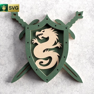 Puede incluir: Un escudo verde con un diseño de dragón marrón y dos espadas cruzadas. El escudo tiene un borde decorativo de pequeños círculos.