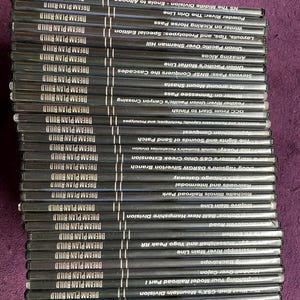 Może przedstawiać: Stos czarnych pudełek DVD z białym tekstem na grzbietach. Tekst na grzbietach brzmi "DREAM PLAN BUILD" i wymienia różne linie kolejowe i lokalizacje.