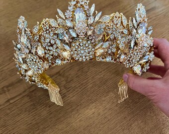 Coroa de casamento artesanal dourada com strass ~ Tiara medieval de cristal com strass ~ Coroa dourada ~ Coroa de cristal ~ Coroa medieval dourada