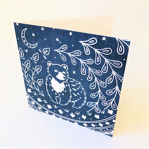 Biglietto d'auguri Leon Bear in blu notte, Scandinavian Folk Art, stampa linocut, biglietto per animali boschivi