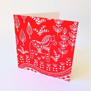 Biglietto di auguri Dala Horse in rosso, biglietto scandinavo, stampa linoleografica, biglietto in stile nordico