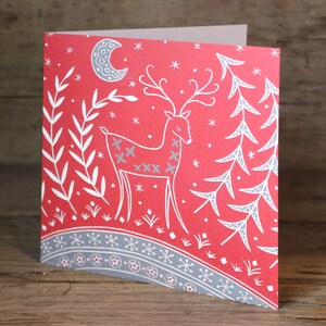 Biglietto di Natale Lucy Reindeer in rosso e grigio, biglietto di auguri in stile scandinavo, linoleografia in stile nordico