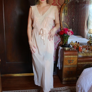 1930&#39;s peach silk and lace slip size large