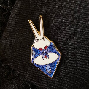 Reisen Bun Emaille Pin