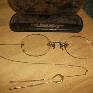 Vintage Pince Nez pincher eye glasses in case