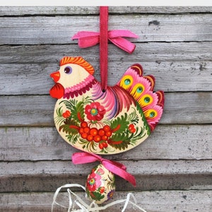 Pollo divertido con huevo - Colgante de decoración de Pascua de madera con flores, pollo de madera pintado a mano - Decoración de Pascua para colgar -Petrykiwka