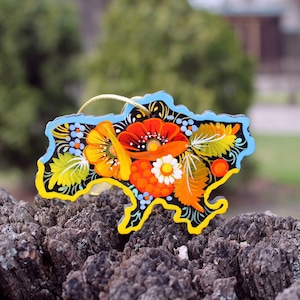 Carte ukrainienne symbole de soutien gratitude solidarité. Décoration peinte à la main, pendentif de voiture, ornement de véhicule Petrykivka