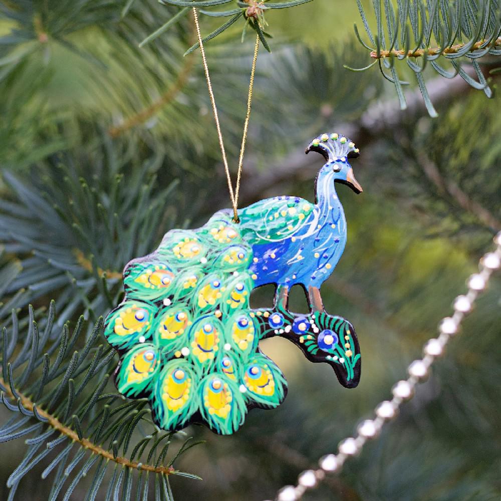 木製の孔雀のクリスマスオーナメント。ウクライナのペトリキフカ絵画