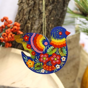 Ukrainsk juldekoration, träfågel, handmålad på båda sidor. Färgglad julgransprydnad, fåglar med traditionell Petrykivka-målning.