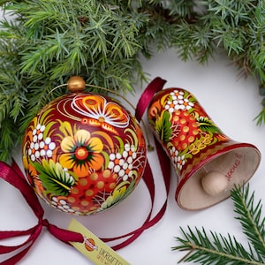Unique Décoration à Suspendre de Noël en Bois 2 Pièces Petite Boule de Noël Ouvrable 5.5 et Сloche 6.5 Peintes à la Main Artisanal Ukraine image 1