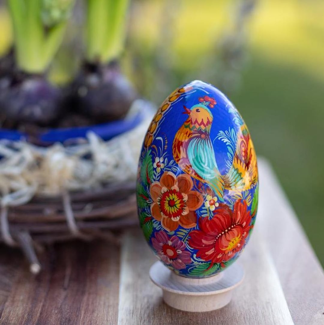 大きな木製のイースターエッグ 手描きの鳥の花柄 ウクライナの