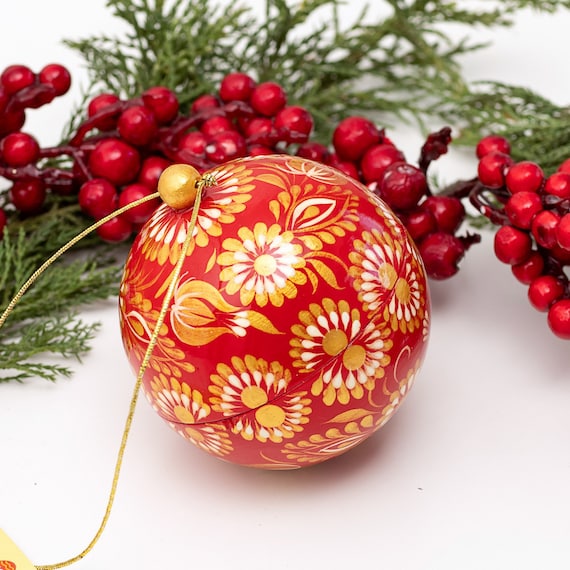 Schöne Christbaumkugel und eine Schachtel für Geschenk - handbemalte Weihnachtskugel aus Holz - originelles Weihnachtsgeschenk - Petrykiwka
