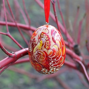 Uovo di Pasqua ucraino dipinto a mano con l&#39;uccello, Pysanka tradizionale in legno con pittura Petrykivka, artigianato ucraino