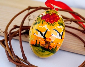 Handgeschilderd paasei met motief Oekraïens dorp, ooievaars, fijn patroon Handgeschilderde houten paaseieren Traditionele Petrykivka-schildering
