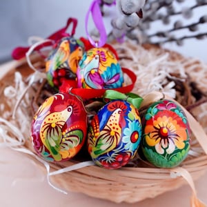 Kleine handbemalte Ostereier zum Aufhängen Holz Osterstrauch-Deko aus Holz Mini Ostereier bunte Osterdekoration in der Ukraine handbemalt
