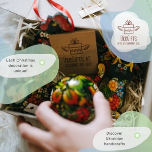 Unique Décoration à Suspendre de Noël en Bois 2 Pièces Petite Boule de Noël Ouvrable 5.5 et Сloche 6.5 Peintes à la Main Artisanal Ukraine image 8