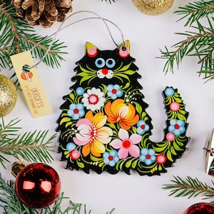 面白い猫のクリスマスツリーのオーナメント。木製の手描きの太った猫のクリスマスツリーのオーナメント。猫好きの方へのギフト。ウクライナの花柄模様。