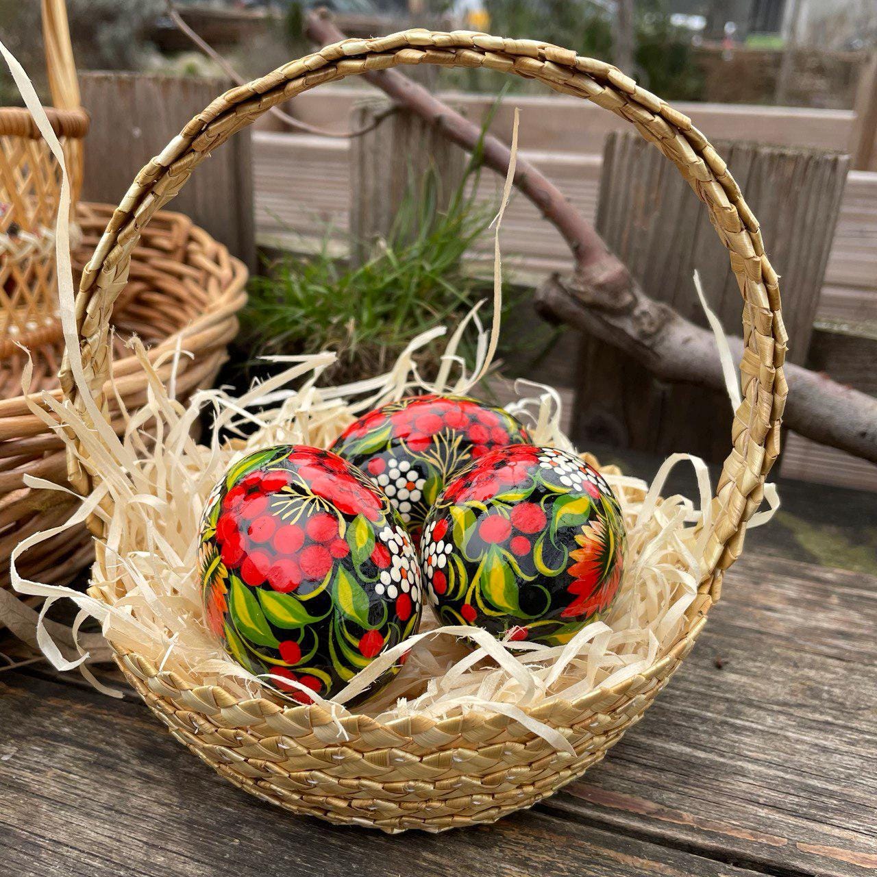 Cesto di Pasqua e piccole uova di Pasqua in legno dipinte a mano - Bellissime uova di Pasqua nel cestino - tradizionale regalo di Pasqua - dipinto del contadino - Italia