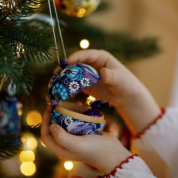 Nostalgische Weihnachtskugeln handbemalt aus Holz mit Vogel, Öffenbare kleine Christbaumkugeln, besondere Weihnachtsbaumkugeln, Handarbeit