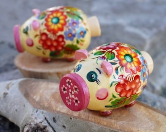Funny piggi, wooden pig as salt und pepper shaker, with traditional ukrainian painting