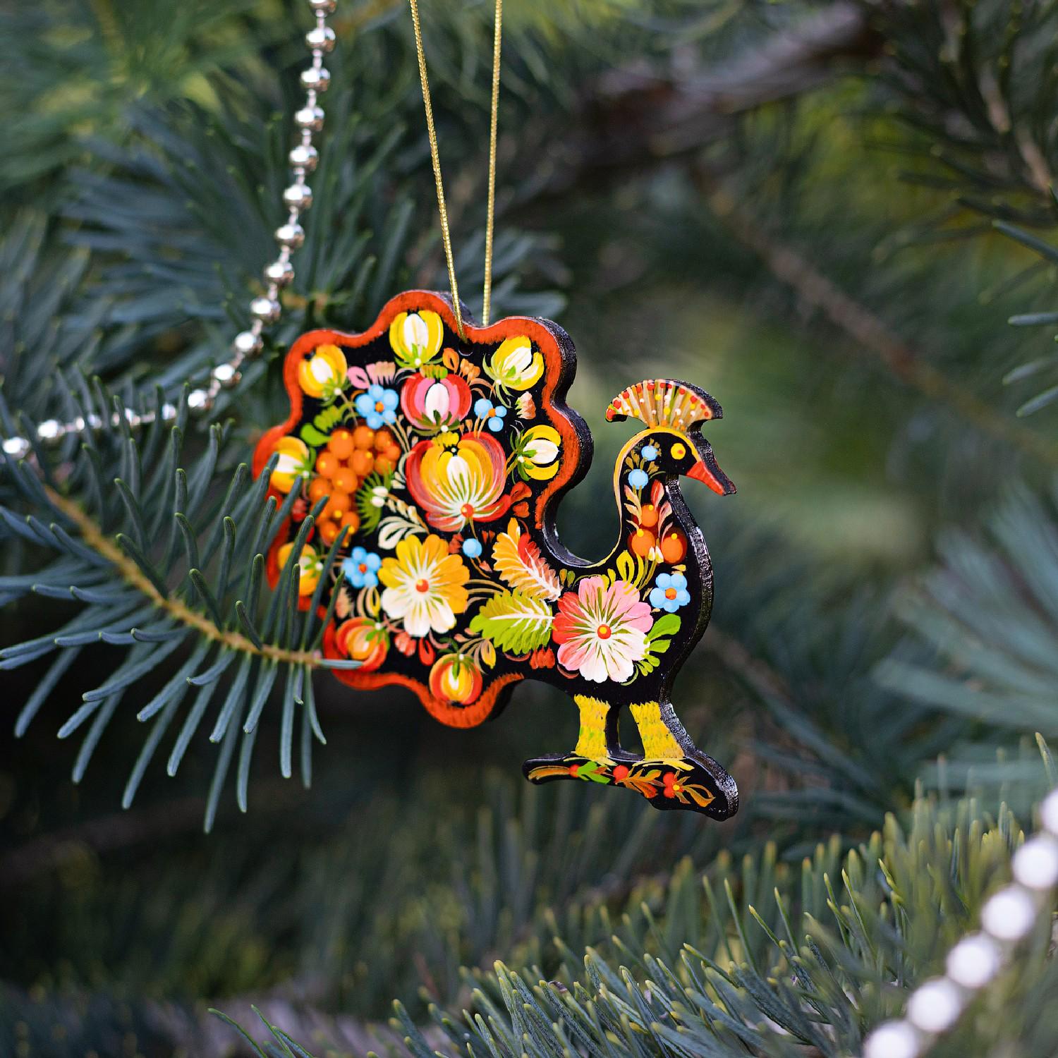 孔雀の木製クリスマスツリーオーナメント。ウクライナのペトリキフカ