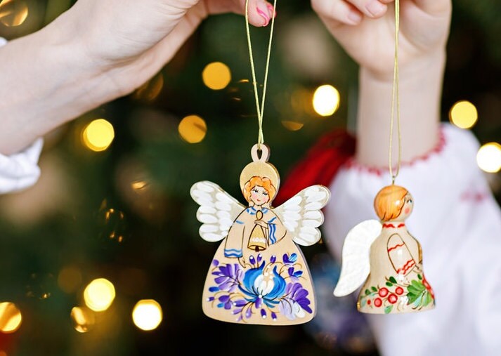 木製のクリスマス飾り天使。手描きのクリスマスエンジェル。吊り下げ用