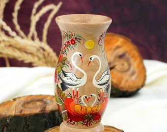 Hermoso jarrón pequeño hecho de madera de haya pintado a mano con pintura ucraniana Petrykivka Decoración rústica de pintura campesina Regalo del Día de la Madre