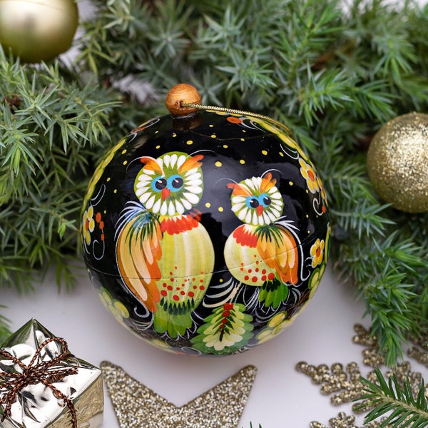 Belle boule d'arbre de Noël et une boîte pour un cadeau - boule de Noël en bois peinte à la main - cadeau de Noël original - Petrykivka