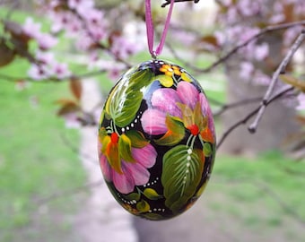 Schönes handbemaltes Osterei aus Holz mir Blumenmuster handgefertigte Ukrainische Ostereier Pysanka Ukrainisches Kunsthandwerk