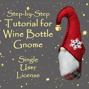 Può includere: Un gnomo di feltro rosso con la barba bianca e un cappello a quadri. Il gnomo indossa un ornamento a forma di fiocco di neve e ha una campana sul cappello. Il testo "Step-by-Step Tutorial for Wine Bottle Gnome Single User License" è scritto in lettere dorate su uno sfondo grigio con stelle dorate.