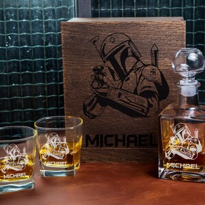 Puede incluir: Una caja de madera con un dise&ntilde;o grabado personalizado de un personaje de Star Wars, Boba Fett, con el nombre "MICHAEL". La caja contiene dos vasos grabados y una decantador, tambi&eacute;n con el mismo dise&ntilde;o y nombre.