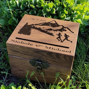 Scatola per biglietti di nozze in montagna - regalo per maratoneta - Scatola per biglietti di auguri in legno - matrimonio per corridori di triathlon, regalo di nozze, regalo per lo sposo