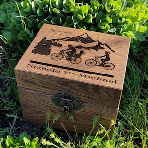 Scatola per biglietti di nozze in montagna - Scatola per biglietti di nozze in bicicletta - Scatola per biglietti di nozze in legno - Runner da sposa Thriatlon, regalo di nozze, regalo per lo sposo