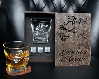 Set de regalo de Game Master: vaso de whisky personalizado, caja de madera y posavasos