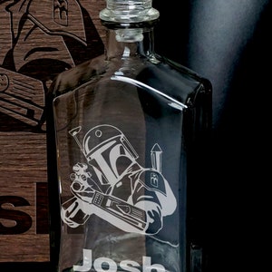 Puede incluir: Una decantador de vidrio transparente con base cuadrada y tap&oacute;n cuadrado. El decantador est&aacute; grabado con un personaje de Star Wars y el nombre "Josh".