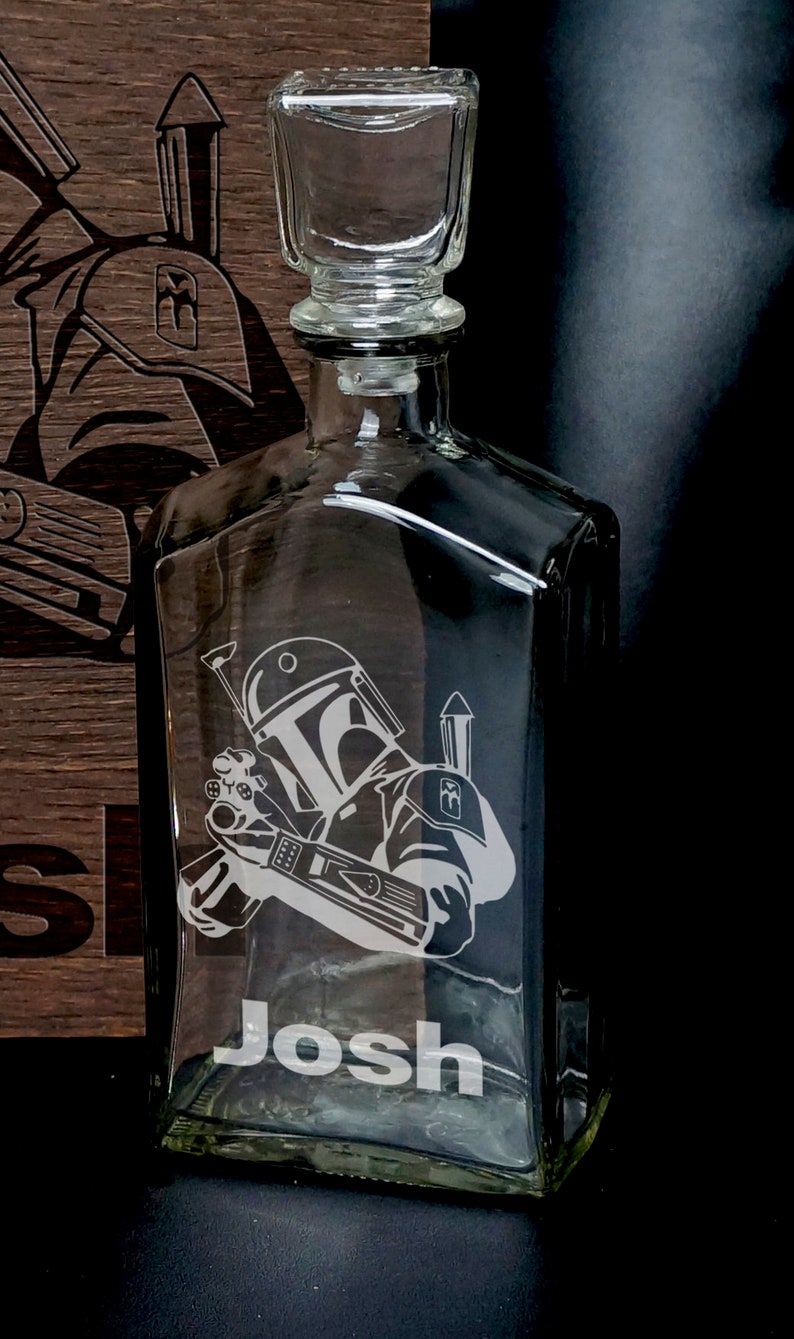 Puede incluir: Una decantador de vidrio transparente con base cuadrada y tap&oacute;n cuadrado. El decantador est&aacute; grabado con un personaje de Star Wars y el nombre "Josh".