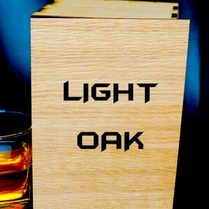Puede incluir: Una caja de madera con las palabras "LIGHT OAK" impresas en la parte delantera. La caja es de color marr&oacute;n claro y tiene una superficie lisa.