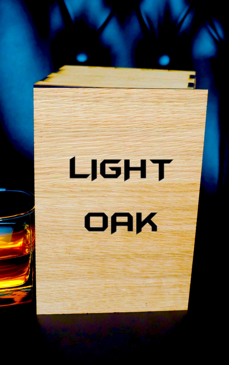 Puede incluir: Una caja de madera con las palabras "LIGHT OAK" impresas en la parte delantera. La caja es de color marr&oacute;n claro y tiene una superficie lisa.