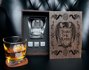 Set de regalo de Game Master: vaso de whisky grabado y caja de madera de roble