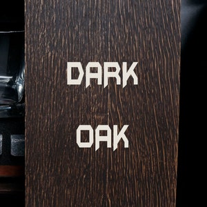 Puede incluir: Una caja de madera marr&oacute;n oscuro con las palabras "DARK OAK" impresas en blanco en la parte delantera.