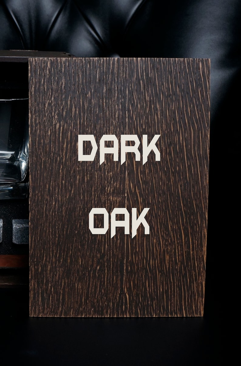 Puede incluir: Una caja de madera marr&oacute;n oscuro con las palabras "DARK OAK" impresas en blanco en la parte delantera.