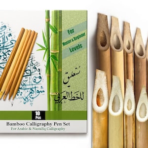 Peut inclure: Un ensemble de stylos de calligraphie en bambou comprenant 10 pièces dans une boîte avec des tiges de bambou vertes, une écriture arabe et le texte For Master & Beginner Levels, 10 Pcs, et Bamboo Calligraphy Pen Set For Arabic & Nastaliq Calligraphy.