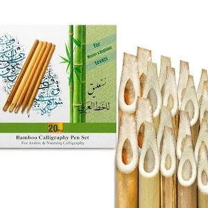 Könnte beinhalten: Ein 20-teiliges Bambus-Kalligraphie-Stiftset mit hellbraunen Holzstiften und abgeschrägten Federn. Die Verpackung zeigt grüne Bambusstangen, arabische Kalligraphie und den Text: For Master & Beginner Levels, 20 Pcs, Bamboo Calligraphy Pen Set.