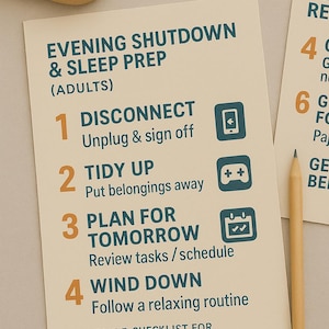 以下が含まれることがあります： 「Evening Shutdown & Sleep Prep (Adults)」と題された印刷可能なチェックリスト。番号付きの手順：切断、整理、明日の計画、リラックス。テキストは、クリーム色の紙にティールとオレンジ色です。