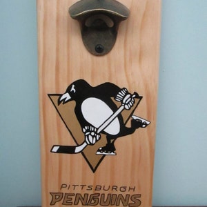 Abridor de botellas de madera de los pingüinos de Pittsburgh con abridor de captura de tapa de botella magnético