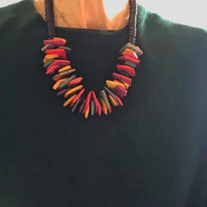Vintagehalsband - Geometriskt halsband - Nötskalhalsband - 80-talshalsband - 80-talssmycken - Flerfärgat halsband Statementhalsband